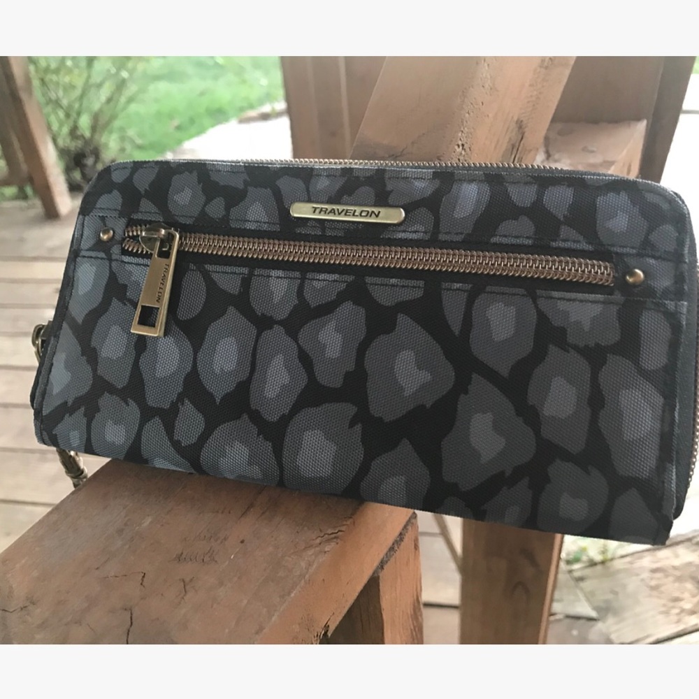 NWOT RFID Wallet W wristlet✨